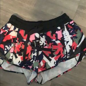 Lululemon Hotty Hot print shorts